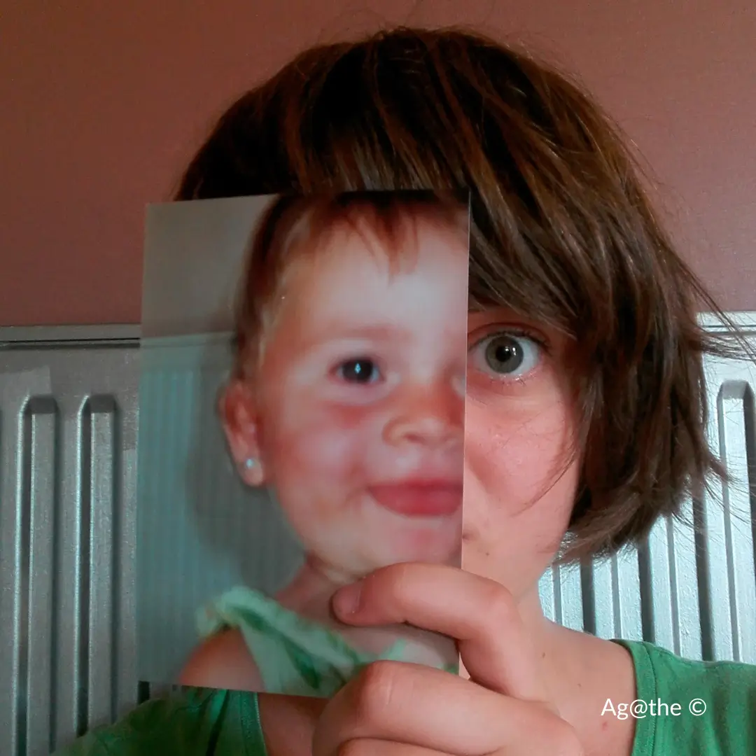 Selfie Agathe ECCHER avec photo d'elle petite devant